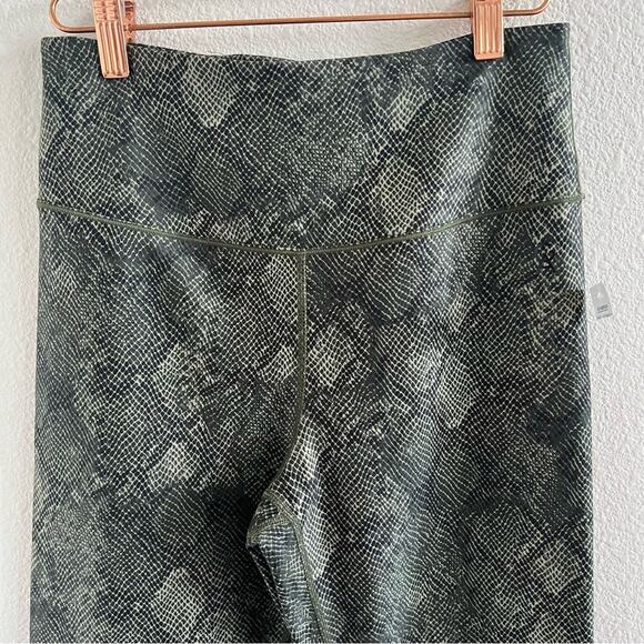 NWT Good American Eco Sheen Print 7/8 Active Legging Hunter Snake Size 3 - Picture 8 of 10